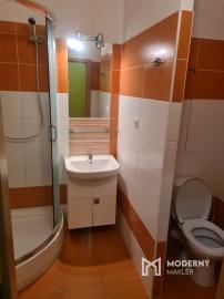 Na prenájom zariadený 1 izb byt na ul. SNP v Tr. Tepliciach.