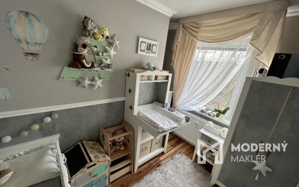 PREDANÝ! Nadštandardné bývanie v byte s vlastnou záhradou, garážou aj vonkajším parkovacím miestom