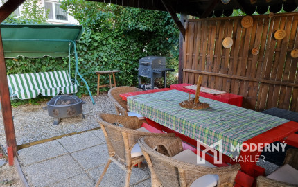 PREDANÝ! Nadštandardné bývanie v byte s vlastnou záhradou, garážou aj vonkajším parkovacím miestom