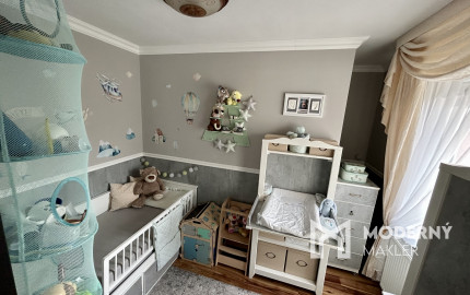 PREDANÝ! Nadštandardné bývanie v byte s vlastnou záhradou, garážou aj vonkajším parkovacím miestom