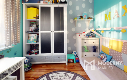 PREDANÝ! Nadštandardné bývanie v byte s vlastnou záhradou, garážou aj vonkajším parkovacím miestom