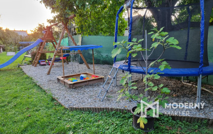 PREDANÝ! Nadštandardné bývanie v byte s vlastnou záhradou, garážou aj vonkajším parkovacím miestom