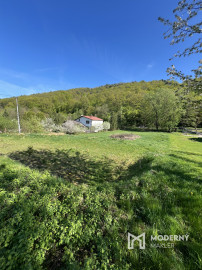 Na predaj krásny, slnečný, stavebný pozemok so stavebným povolením priamo pri lese s potokom v obci Ladce - Horné Ladce.