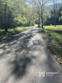 Na predaj krásny, slnečný, stavebný pozemok so stavebným povolením priamo pri lese s potokom v obci Ladce - Horné Ladce.