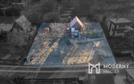 Na predaj rekreačná chatka so súkromným pozemkom v Beckove.