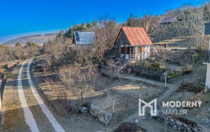 Na predaj rekreačná chatka so súkromným pozemkom v Beckove.