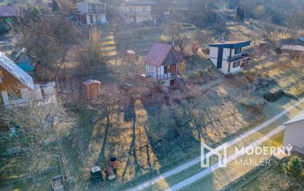 Na predaj rekreačná chatka so súkromným pozemkom v Beckove.