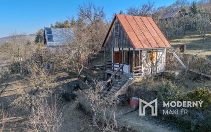 Na predaj rekreačná chatka so súkromným pozemkom v Beckove.