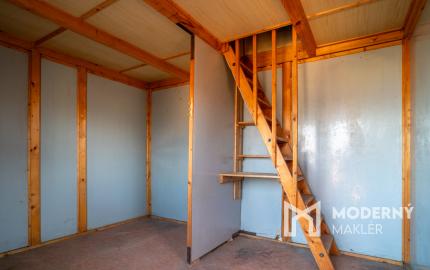 Na predaj rekreačná chatka so súkromným pozemkom v Beckove.