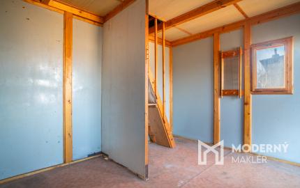 Na predaj rekreačná chatka so súkromným pozemkom v Beckove.