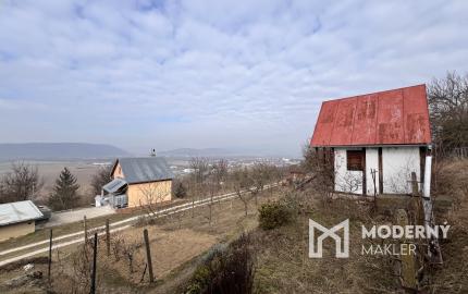 Na predaj rekreačná chatka so súkromným pozemkom v Beckove.