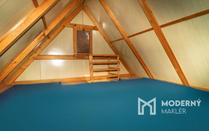 Na predaj rekreačná chatka so súkromným pozemkom v Beckove.