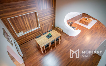 Na predaj dvojgeneračný rodinný dom s jedinečným interiérom v Lozorne