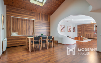 Na predaj dvojgeneračný rodinný dom s jedinečným interiérom v Lozorne