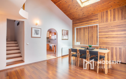 Na predaj dvojgeneračný rodinný dom s jedinečným interiérom v Lozorne