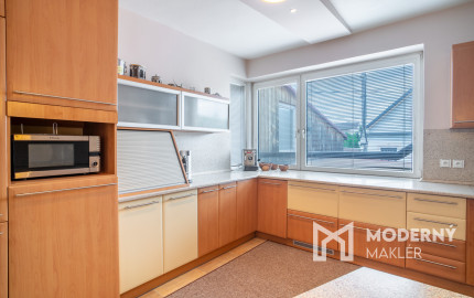 Na predaj dvojgeneračný rodinný dom s jedinečným interiérom v Lozorne