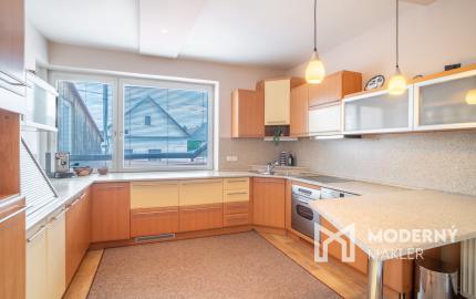 Na predaj dvojgeneračný rodinný dom s jedinečným interiérom v Lozorne