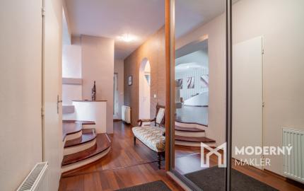 Na predaj dvojgeneračný rodinný dom s jedinečným interiérom v Lozorne