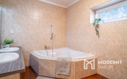 Na predaj dvojgeneračný rodinný dom s jedinečným interiérom v Lozorne