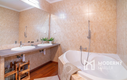 Na predaj dvojgeneračný rodinný dom s jedinečným interiérom v Lozorne