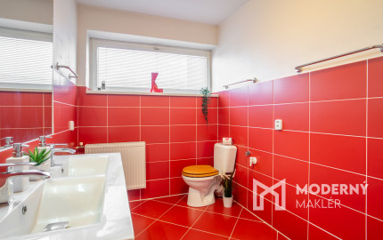 Na predaj dvojgeneračný rodinný dom s jedinečným interiérom v Lozorne