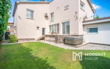 Na predaj dvojgeneračný rodinný dom s jedinečným interiérom v Lozorne