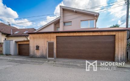 Na predaj dvojgeneračný rodinný dom s jedinečným interiérom v Lozorne