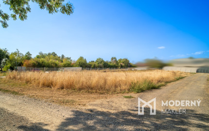Na predaj slnečný pozemok neďaleko Malaciek vhodný na výstavbu rodinného domu