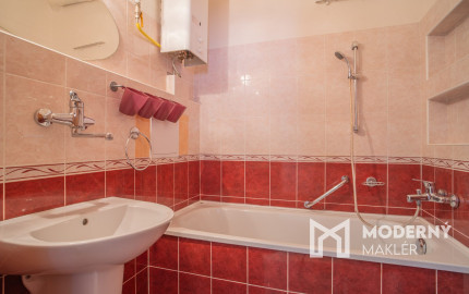 Na predaj priestranný 2,5-izbový byt v historickej budove Starého Mesta