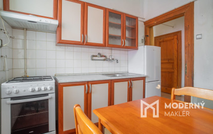 Na predaj priestranný 2,5-izbový byt v historickej budove Starého Mesta