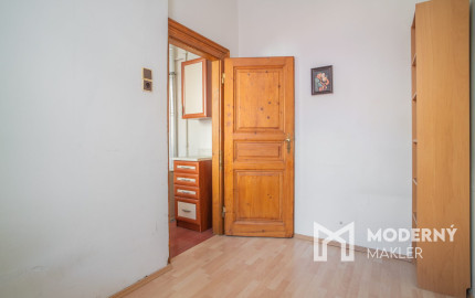 Na predaj priestranný 2,5-izbový byt v historickej budove Starého Mesta