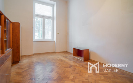 Na predaj priestranný 2,5-izbový byt v historickej budove Starého Mesta