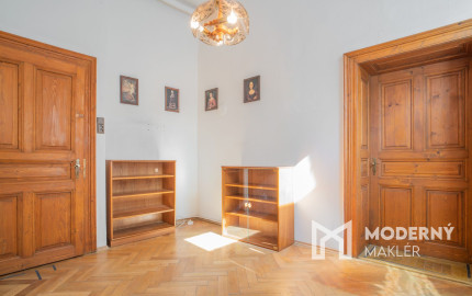 Na predaj priestranný 2,5-izbový byt v historickej budove Starého Mesta