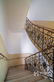 Na predaj priestranný 2,5-izbový byt v historickej budove Starého Mesta