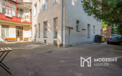 Na predaj priestranný 2,5-izbový byt v historickej budove Starého Mesta