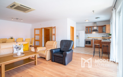 Na predaj nadštandardný 4-izbový byt s garážovým parkovacím státím v Starom Meste