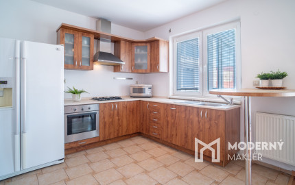 Na predaj nadštandardný 4-izbový byt s garážovým parkovacím státím v Starom Meste