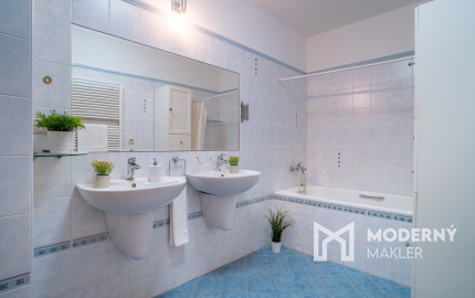 Na predaj nadštandardný 4-izbový byt s garážovým parkovacím státím v Starom Meste