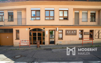 Na predaj nadštandardný 4-izbový byt s garážovým parkovacím státím v Starom Meste