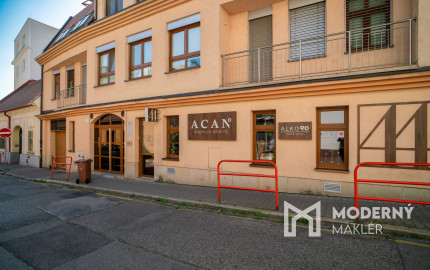 Na predaj nadštandardný 4-izbový byt s garážovým parkovacím státím v Starom Meste