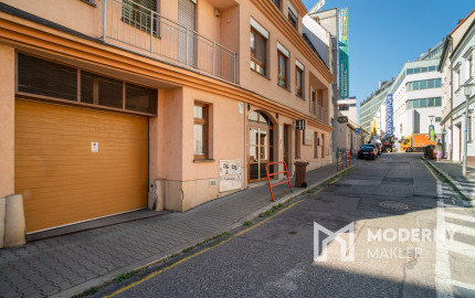 Na predaj nadštandardný 4-izbový byt s garážovým parkovacím státím v Starom Meste