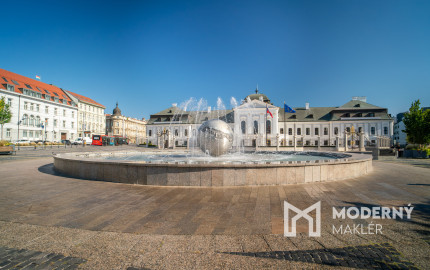 Na predaj nadštandardný 4-izbový byt s garážovým parkovacím státím v Starom Meste