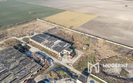 Na predaj veľkorysý pozemok s poľnohospodárskou budovou v obci Vydrany vhodný aj pre developerov