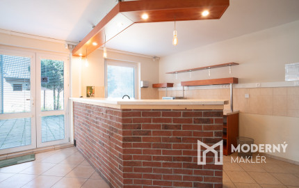 Na predaj rozsiahly investičný pozemok s polyfunkčným domom