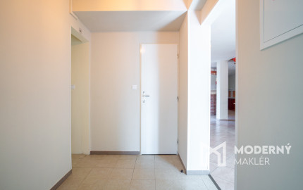 Na predaj rozsiahly investičný pozemok s polyfunkčným domom