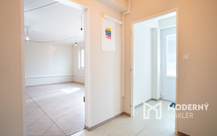 Na predaj rozsiahly investičný pozemok s polyfunkčným domom