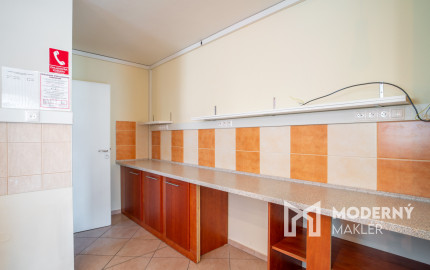 Na predaj rozsiahly investičný pozemok s polyfunkčným domom