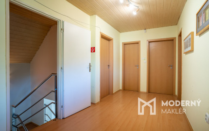 Na predaj rozsiahly investičný pozemok s polyfunkčným domom