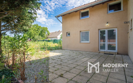 Na predaj rozsiahly investičný pozemok s polyfunkčným domom