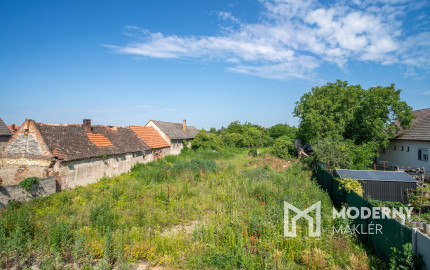 Na predaj rozsiahly investičný pozemok s polyfunkčným domom